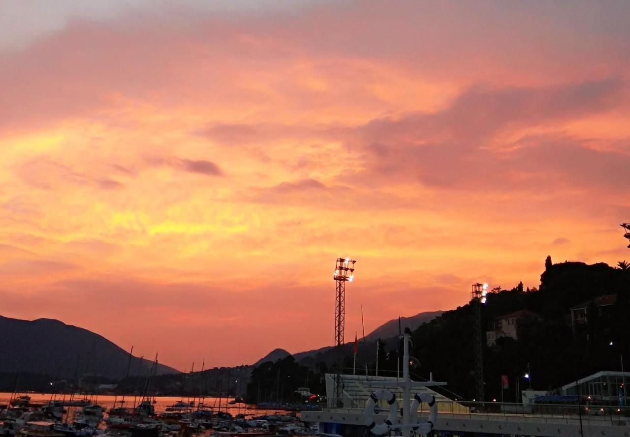Apartments Lux Milano, Savina,Herceg-Novi Херцег Нови Екстериор снимка